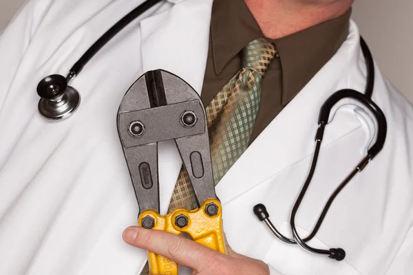 Доктор со стетоскопом и кабельными резаками — стоковое фото