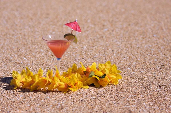 Tropikalnego drinka na piaszczystej plaży wybrzeża — Zdjęcie stockowe