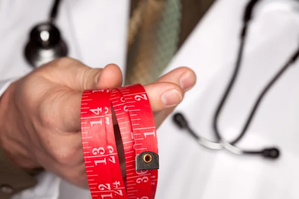 Médico sosteniendo la cinta métrica — Foto de Stock