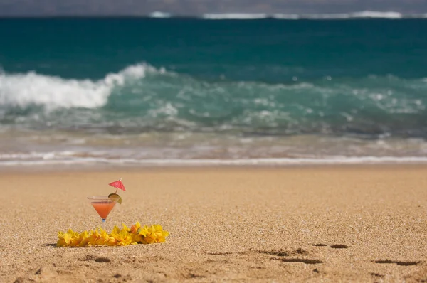 沙滩海岸线上的热带饮料 — 图库照片