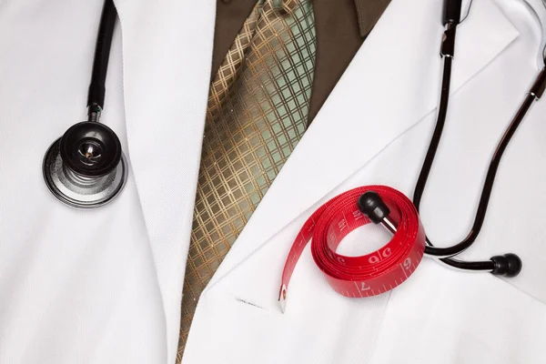Doktor, stetoskop, red tape ölçmek — Stok fotoğraf