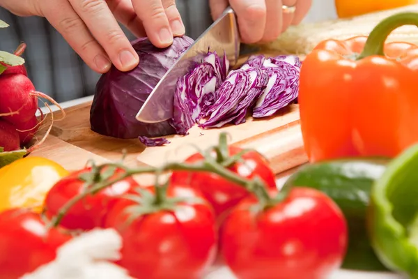 Man Slicing Vegetables on Cutting Board — Stock Photo, Image