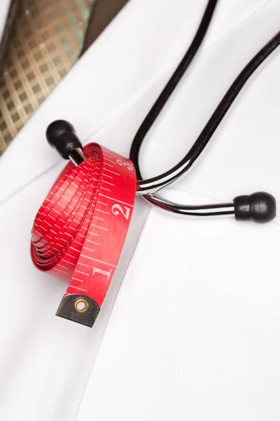 Medico con stetoscopio e nastro rosso di misurazione . — Foto Stock