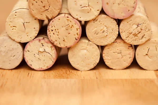 Pilha de cortiça de vinho em uma superfície de madeira . — Fotografia de Stock