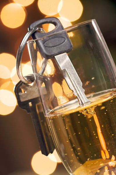 Drink niet en rijden - sleutels en glas — Stockfoto