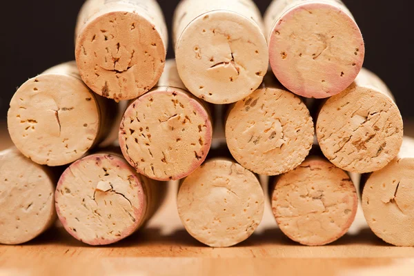 Stack di tappi di vino su una superficie di legno . — Foto Stock