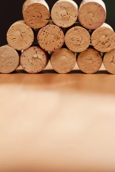 Pilha de cortiça de vinho em uma madeira — Fotografia de Stock