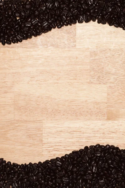 Mörk rostade kaffebönor på trä — Stockfoto