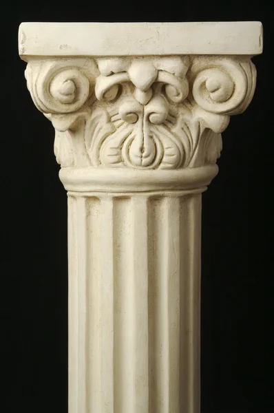 Oude replica kolom pijler op zwart — Stockfoto