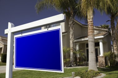 boş mavi Emlak işareti ve ev