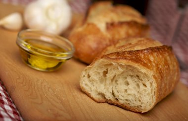 hamur mayası ekmek kesme tahtası üzerinde