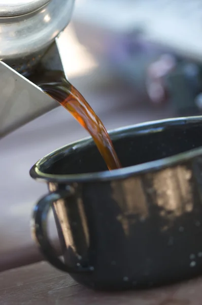 A szakadó kávé rövid idő kempingezés — Stock Fotó