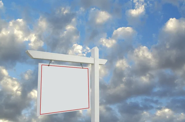 Leeres Immobilienschild auf Wolken — Stockfoto