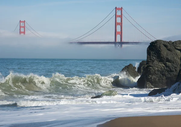 Мост золотых ворот в тумане — стоковое фото
