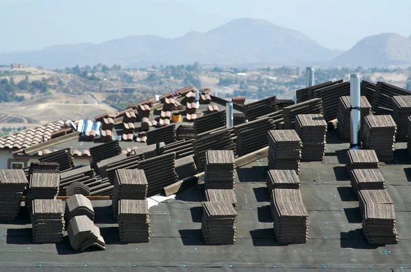 Nouveau toit de chantier de construction de maison avec des piles de tuiles — Photo