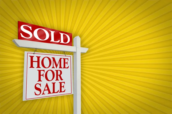 Sprzedaży domu sprzedaży znak żółty wybuch — Zdjęcie stockowe