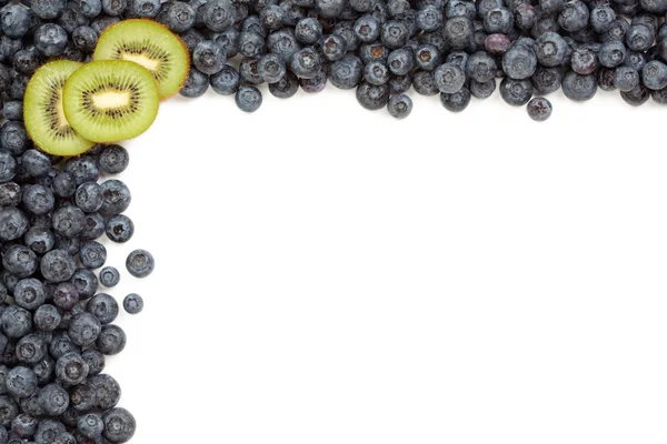 Kiwi e Blueberries Fronteira Isolado — Fotografia de Stock
