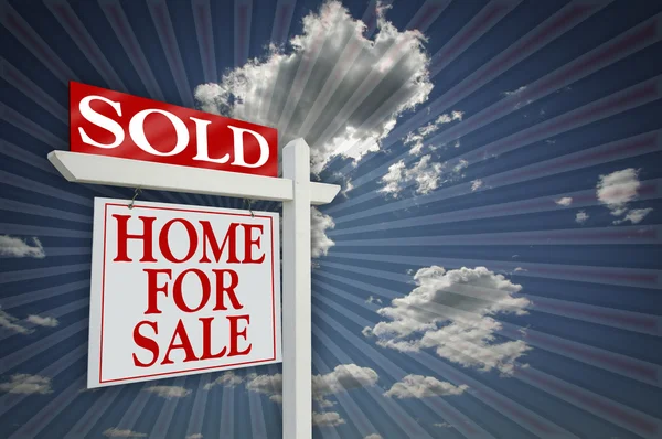 Verkauftes Haus zum Verkauf Zeichen auf Wolken — Stockfoto