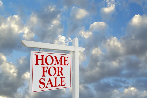 Haus zum Verkauf Zeichen auf Wolken — Stockfoto
