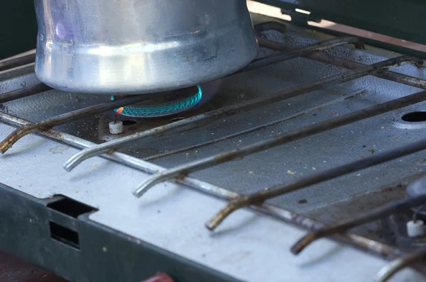 Café de camping en la estufa de gas propano — Foto de Stock