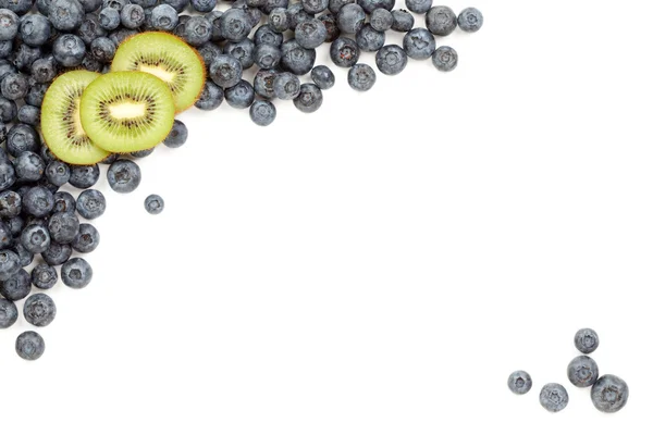 Kiwi e Blueberries Fronteira Isolado — Fotografia de Stock