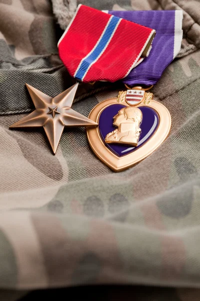 青銅と紫のハート メダル — ストック写真