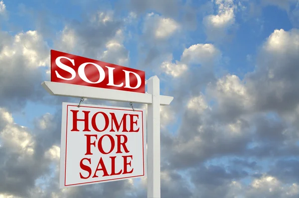 Verkauftes Haus zum Verkauf Zeichen auf Wolken — Stockfoto