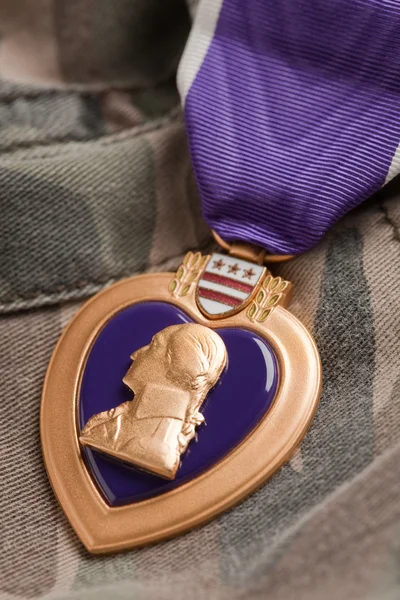 Purpurové srdce válečné medaile na kamufláž mat — Stock fotografie