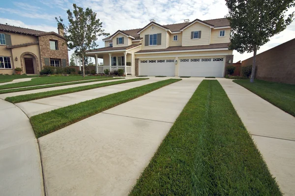 Modern Home Facade and Driveway — Stock Photo, Image