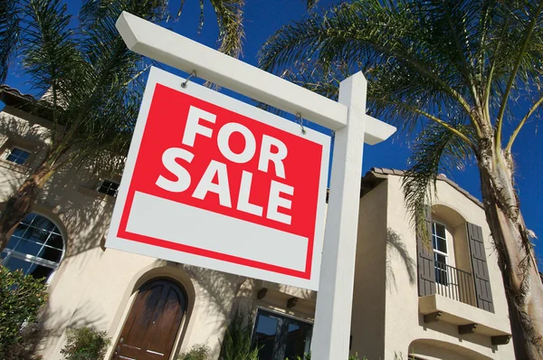 Såld hem för försäljning tecken nya hus — Stockfoto