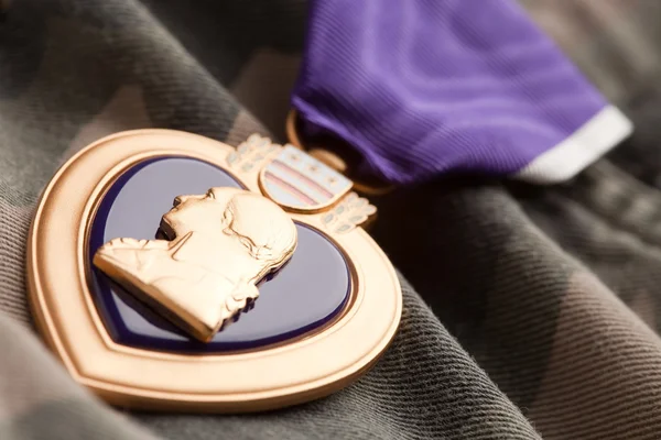 Purple heart wojny medal na kamuflaż — Zdjęcie stockowe