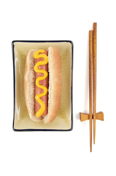 Hot Dog und Stäbchen auf Weiß — Stockfoto