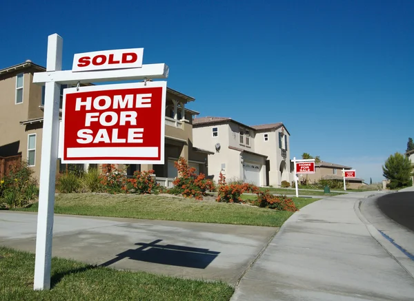 Prodaných domů na prodej značky nové domy — Stock fotografie