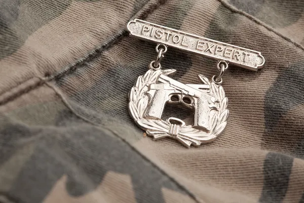 Uzman savaş Madalyası kamuflaj üzerinde tabanca — Stok fotoğraf