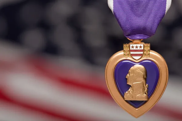 Пурпурне серце проти американський прапор — стокове фото