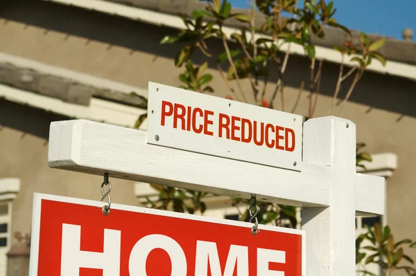 Preço reduzido Sinal imobiliário — Fotografia de Stock