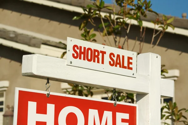 Krótka sprzedaż nieruchomości znak — Zdjęcie stockowe