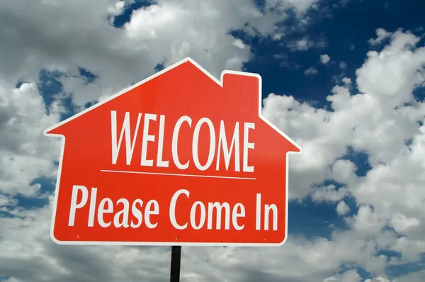 Welcome, Please Come In Sign Over Clouds — Stock Photo, Image