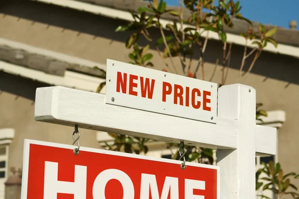 Нова ціна нерухомості знак і будинок — стокове фото