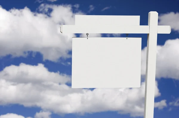 Firma de bienes raíces en blanco en nubes y cielo — Foto de Stock