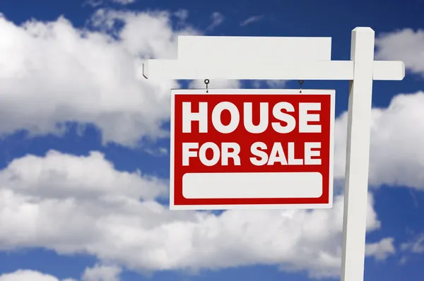 Hem för försäljning fastigheter tecken på moln — Stockfoto