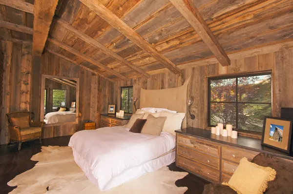 Lujoso dormitorio de cabaña de madera rústica —  Fotos de Stock