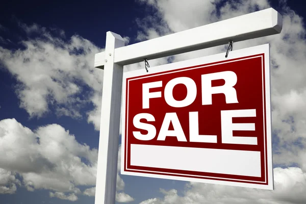 För försäljning fastigheter tecken på moln — Stockfoto