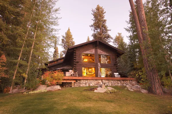 Hermosa cabaña de madera exterior entre pinos — Foto de Stock
