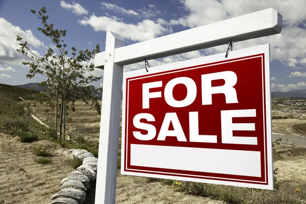 Zu verkaufen Immobilienschild und leerstehendes Grundstück — Stockfoto