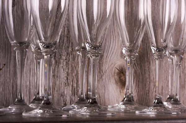 Шампанські флейти на полиці Анотація — стокове фото