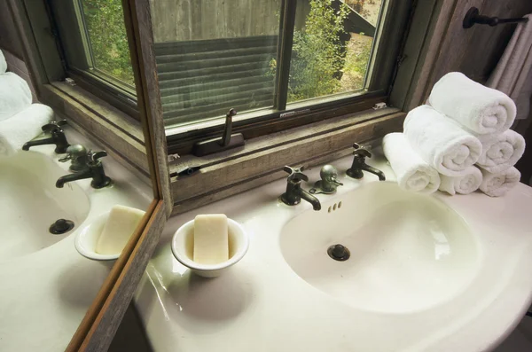 Fregadero y ventana de baño rústico —  Fotos de Stock
