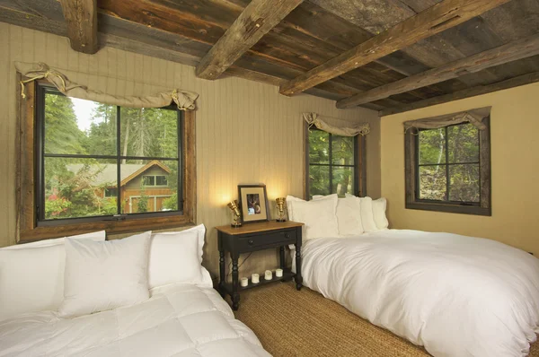 Lussuosa camera da letto rustica della cabina di legno — Foto Stock