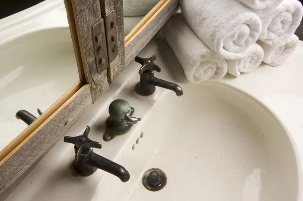 Rustieke badkamer wastafel en spiegel — Stockfoto
