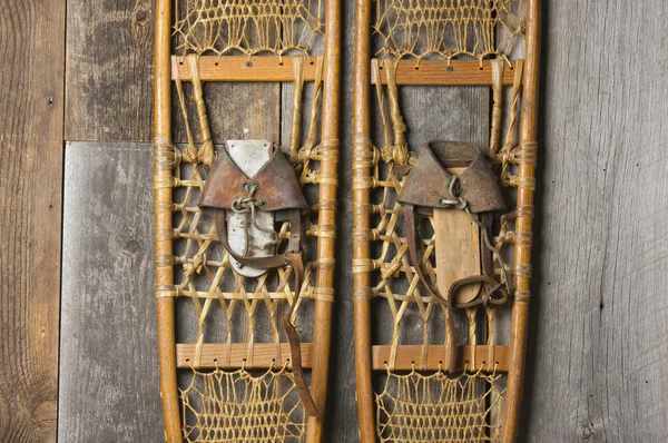 Raquettes antiques sur le mur rustique de cabine — Photo